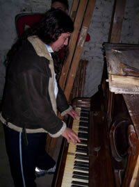 Foto de Pablito tocando un piano.